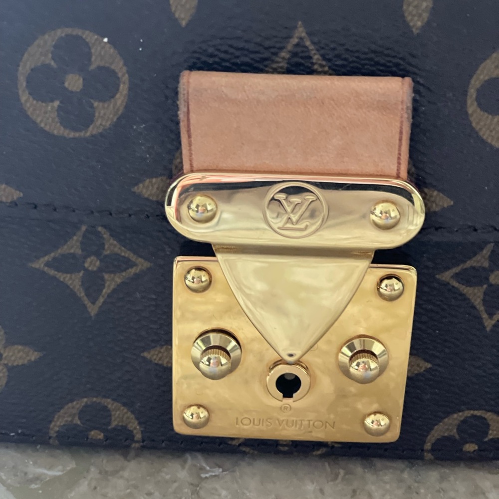 Louis Vuitton handbag barely used